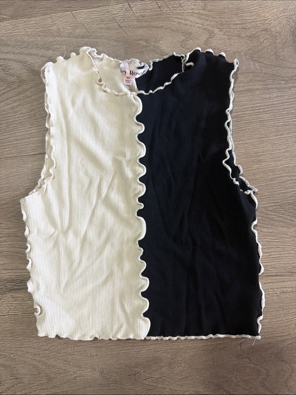 Two-Tone Ribbed Scallop-Edge Tank Top - Black & White